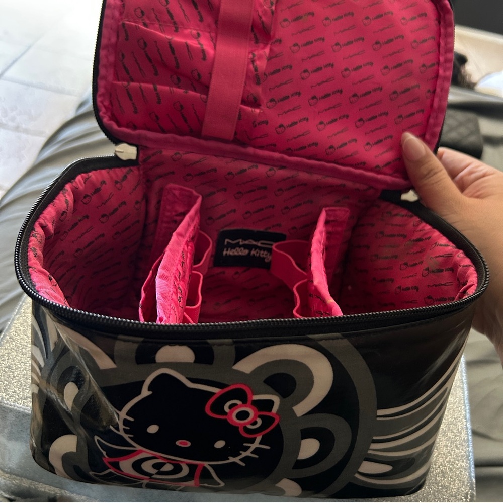 MAC COSMETICS Hello kitty collection RARE vanity case - only one owner (me)